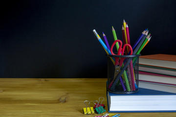 Volver al fondo de la escuela con libros en el escritorio delante de la pizarra