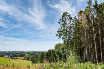 Fototapeta na wymiar Weiter Blick über ein Tal bei Wermelskirchen