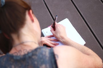 mädchen schreibt auf block IV