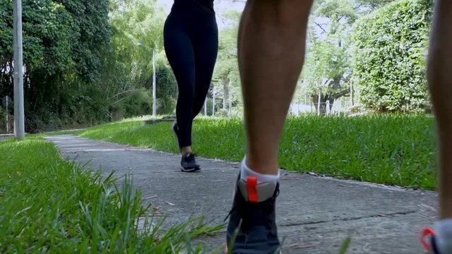 Hombre y mujer corriendo