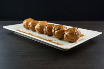 Nueces en plato largo con nuez moscada