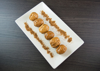 Nueces con decoraci&oacute;n de nuez moscada