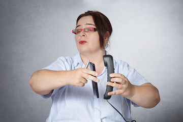 femme téléphonant au bureau