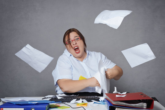 femme en colère et stressée au bureau