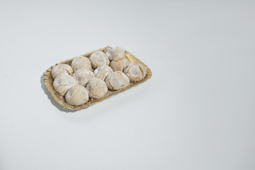 Fototapeta na wymiar dolci di mandorle su di un tavolo in un vassoio