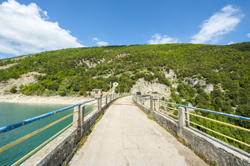 Fototapeta na wymiar Diga del Lago di Fiastra (MC)