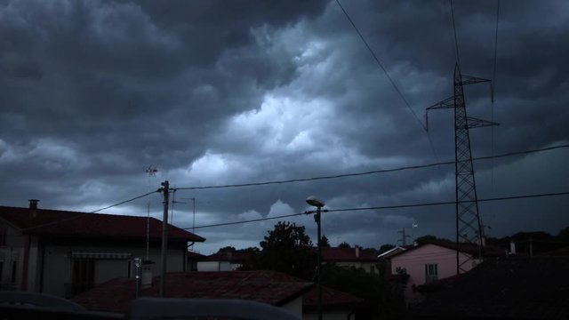Il cielo cupo prima del temporale. Fulmini e saette prima della pioggia e grandine.