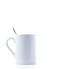 Weiße Kaffeetasse mit Löffel isoliert - Minimalismus