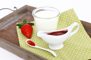 Weißer Joghurt auf gedeckten Tisch