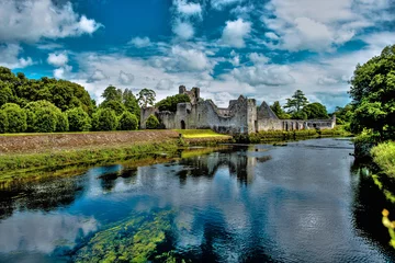 Fotobehang Natuur Het Desmond-kasteel in het prachtige dorp Adare, aan de oevers van de rivier de Maigue, in Ierland, Co. Limerick. HDR-landschap