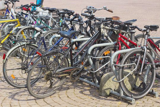 Fahrräder an Fahrradständer