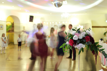 Bukiet kolorowych kwiatów na sali tanecznej, weselnej. - obrazy, fototapety, plakaty