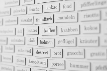 Essen und Trinken Konzept - Text / Wörter   an Kühlschrank