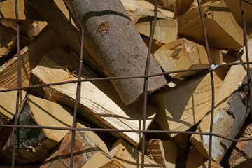 Brennholz in Gitterbox