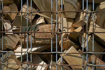 Brennholz in Gitterbox