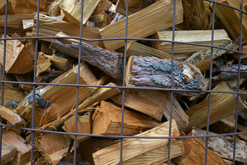 Brennholz in Gitterbox