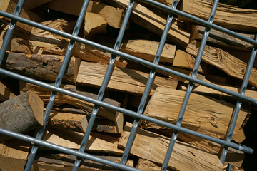 Brennholz in Gitterbox