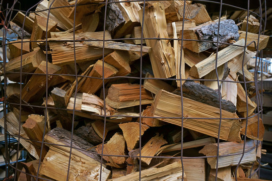 Brennholz in Gitterbox