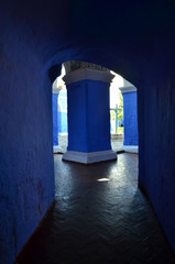 Colonnato nel convento della città storica di Arequipa