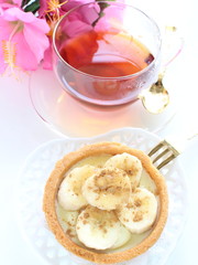 Banana and cinnamon powder tart 