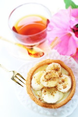 Banana and cinnamon powder tart 