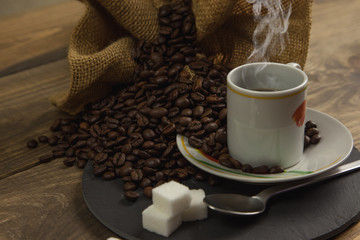 Café caliente con granos de café recién tostado