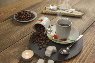 Café caliente en la mesa para desayunar