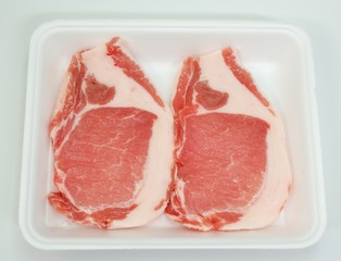 パック入りの豚ロース肉の切り身