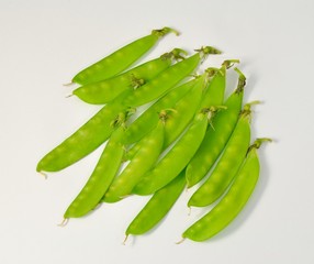 さわやかな緑色のサヤエンドウ