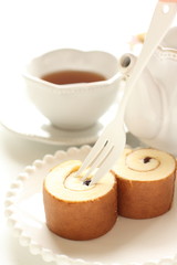Obraz na płótnie Canvas homemade swiss roll and English tea