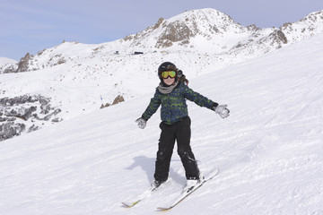 Fototapeta na wymiar Niño disfrutando del esquí en vacaciones de invierno. San Arlos de Bariloche, Patagonia, Argentina. 