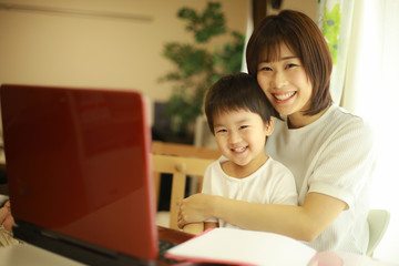 パソコンを使う親子