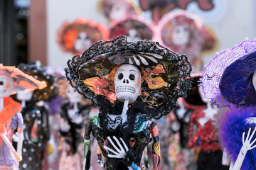 La catrina de negro es la que más luce en la fiesta del día de muertos en México.