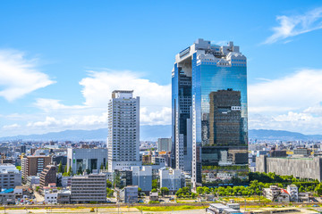 Naklejka premium 青空と大阪の都市風景