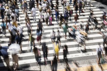 横断歩道を渡る人々 スローシャッター