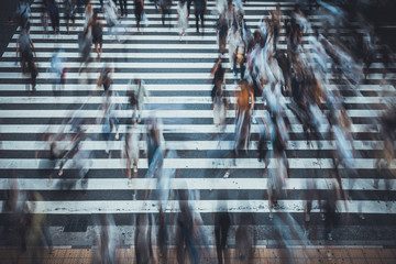 日本の横断歩道を渡る人々