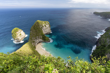 Beautiful view of Kelingking Beach on Nusa Penida in Indonesia. - obrazy, fototapety, plakaty