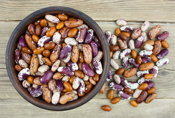 Haricot beans in bowl on wooden background