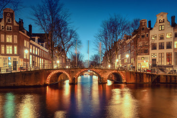 Obraz premium Mosty nad kanałem Leidse Gracht na starym mieście w Amsterdamie