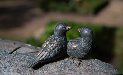 Zwei Vögel auf einem Grabstein 