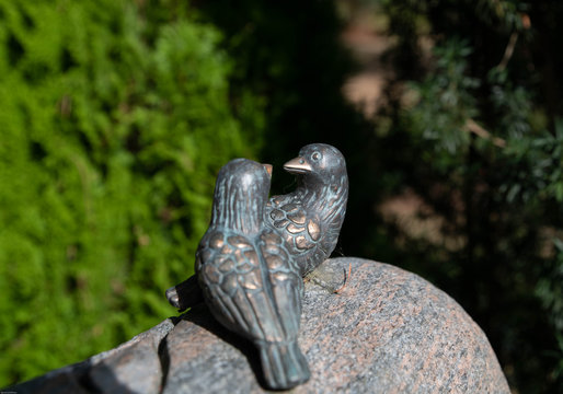 Zwei Spatzen auf dem Grabstein 