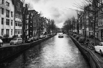 Naklejka premium Czarno-białe zdjęcie łodzi kanałowej na Brouwersgracht w starym centrum Amsterdamu