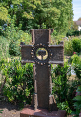Eisenkreuz mit einem Baum in der Mitte 