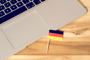 Ein Computer und Flagge von Deutschland