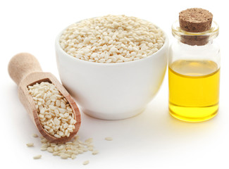 Peeled sesame seeds with oil