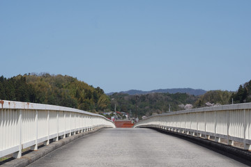 橋の向こう