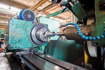 Grinding on the internal grinding machine tools of metal products, with water cooling.