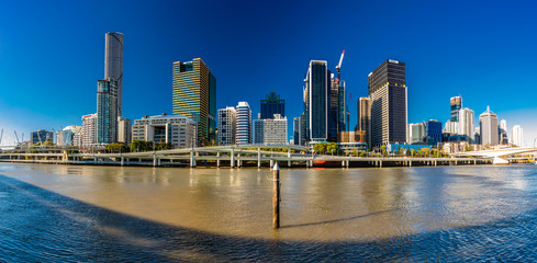 Fototapeta premium BRISBANE, AUSTRALIA AUG 12 2018: Panoramic view of Brisbane from South Bank over the river.