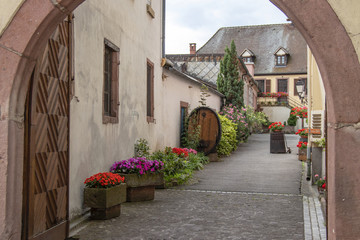 Fototapeta na wymiar Ribeauvillé. Dans les rues du centre-ville, Alsace, Haut Rhin. Grand Est