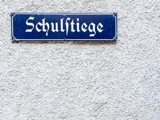 Schild Schulstiege vor einer Schule